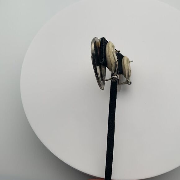 Vintage Foree Silver wash Heart Shield Clipback earrings, Unmarked - Picture 4 of 4